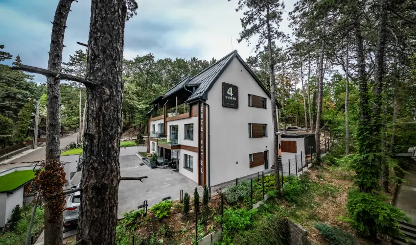 4 �vszak Erdeihotel M�traf�red - M�rcius 15.