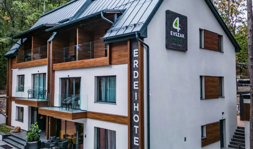 4 �vszak Erdeihotel M�traf�red - M�rcius 15.