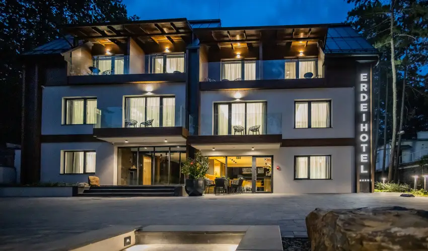 4 �vszak Erdeihotel M�traf�red - M�rcius 15.