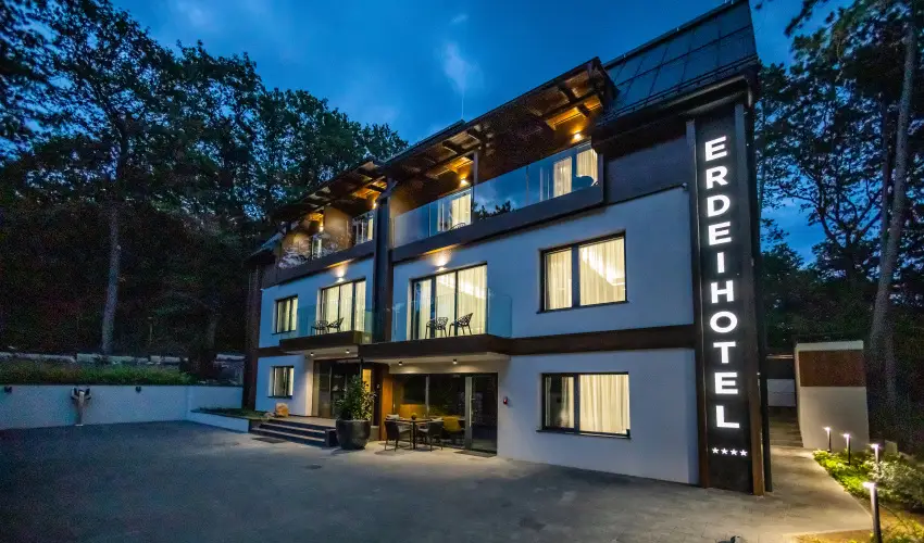 4 �vszak Erdeihotel M�traf�red - M�rcius 15.