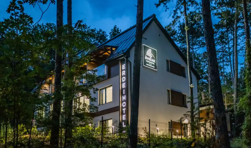 4 �vszak Erdeihotel M�traf�red - M�rcius 15.