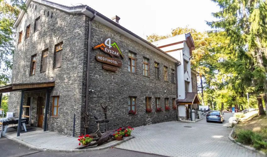 4 �vszak Hegyihotel M�trah�za - M�rcius 15.
