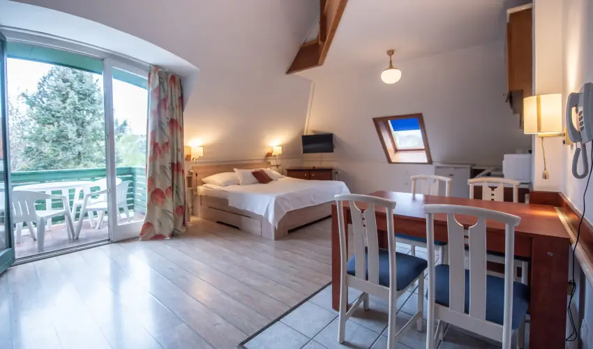 Abb�zia Club Hotel K�k Keszthely - M�rcius 15. 
