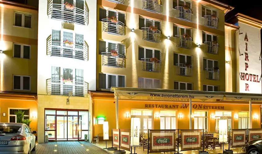 Airport Hotel Budapest Vecs�s - M�rcius 15.  (min. 3 �j)