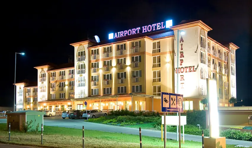 Airport Hotel Budapest Vecs�s - M�rcius 15.  (min. 3 �j)