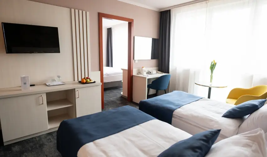 Airport Hotel Budapest Vecs�s - M�rcius 15.  (min. 3 �j)