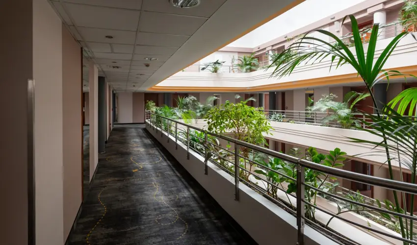 Airport Hotel Budapest Vecs�s - M�rcius 15.  (min. 3 �j)