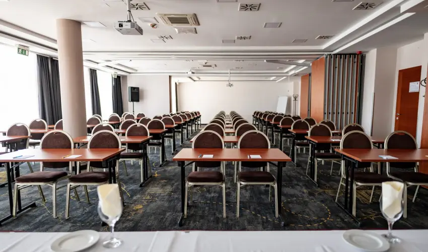 Airport Hotel Budapest Vecs�s - M�rcius 15.  (min. 3 �j)