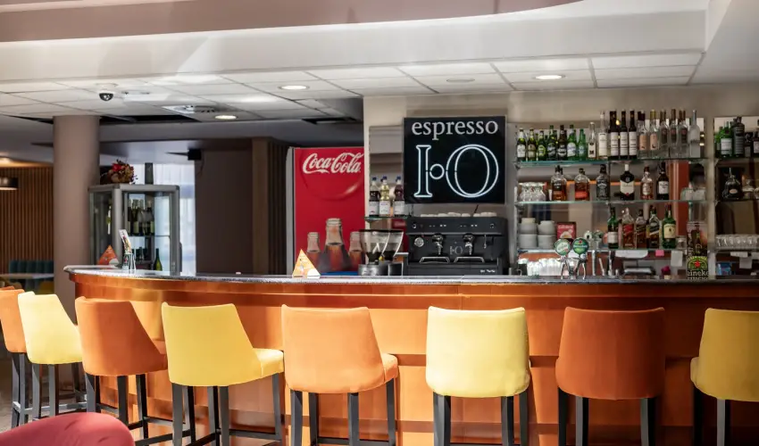 Airport Hotel Budapest Vecs�s - M�rcius 15.  (min. 3 �j)