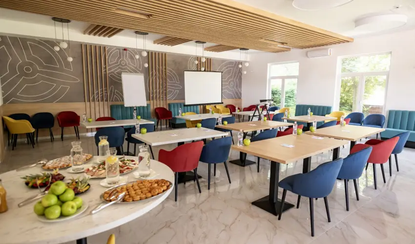 Airport Hotel Budapest Vecs�s - M�rcius 15.  (min. 3 �j)