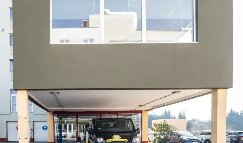 Airport Hotel Budapest Vecs�s - M�rcius 15.  (min. 3 �j)