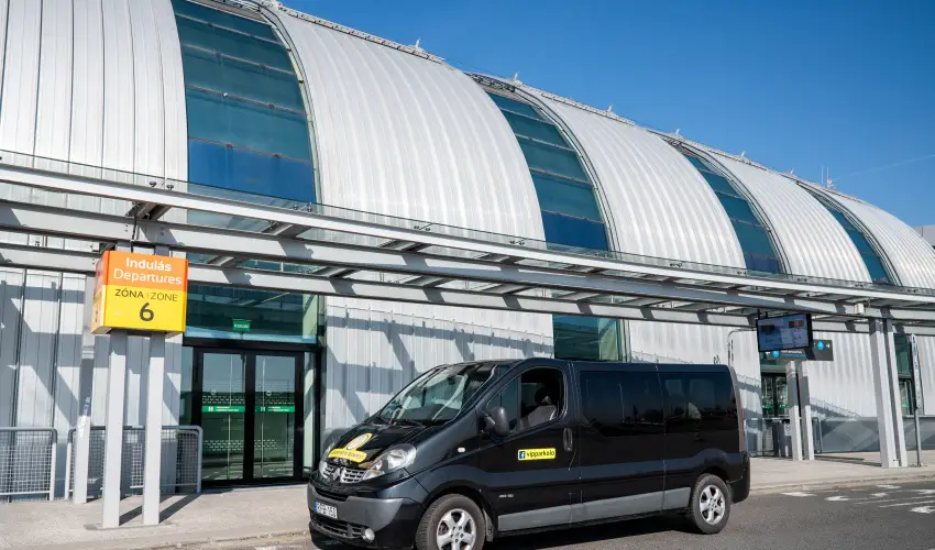 Airport Hotel Budapest Vecs�s - M�rcius 15.  (min. 3 �j)