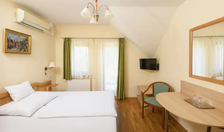 Ametiszt Hotel Hark�ny - M�rcius 15.  (min. 3 �j)