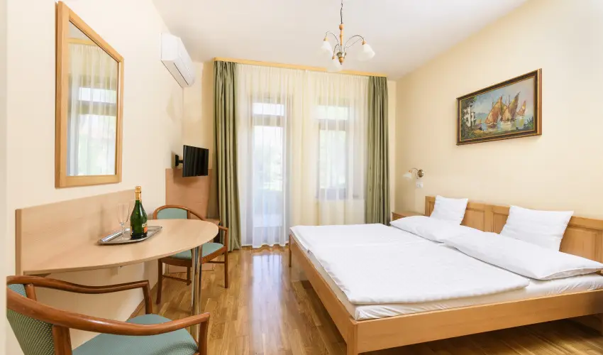 Ametiszt Hotel Hark�ny - M�rcius 15.  (min. 3 �j)