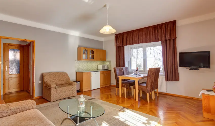 Andrea Villa H�v�z - M�rcius 15 (min. 2 �j)