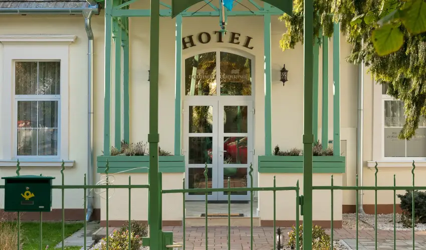 Aquasol Resort Mosonmagyar�v�r - M�rcius 15. 