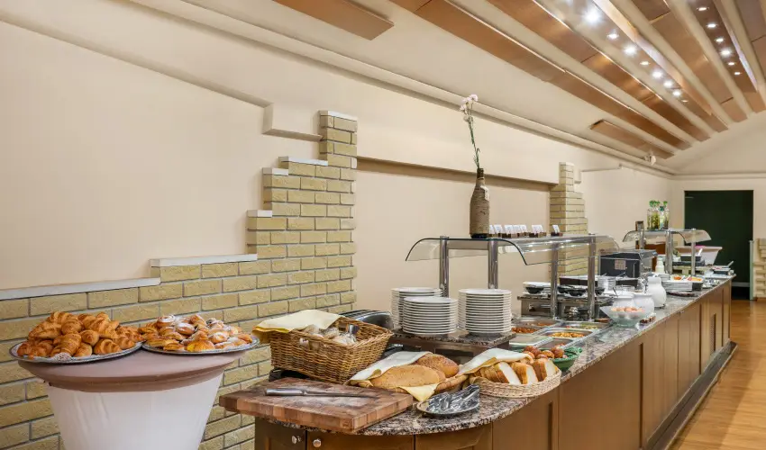 Aranyhomok Hotel Business & Relax Kecskem�t - M�rcius 15. 