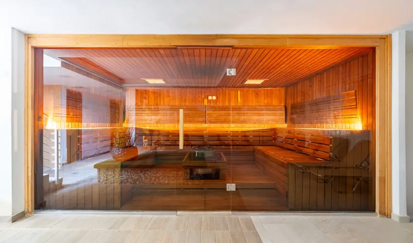 Aurora Hotel Miskolctapolca - M�rcius 15. 