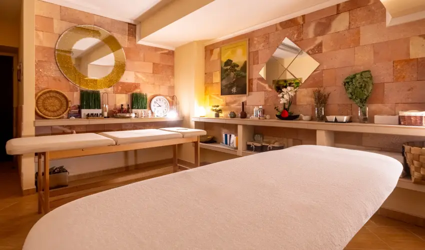 Aurora Hotel Miskolctapolca - M�rcius 15. 