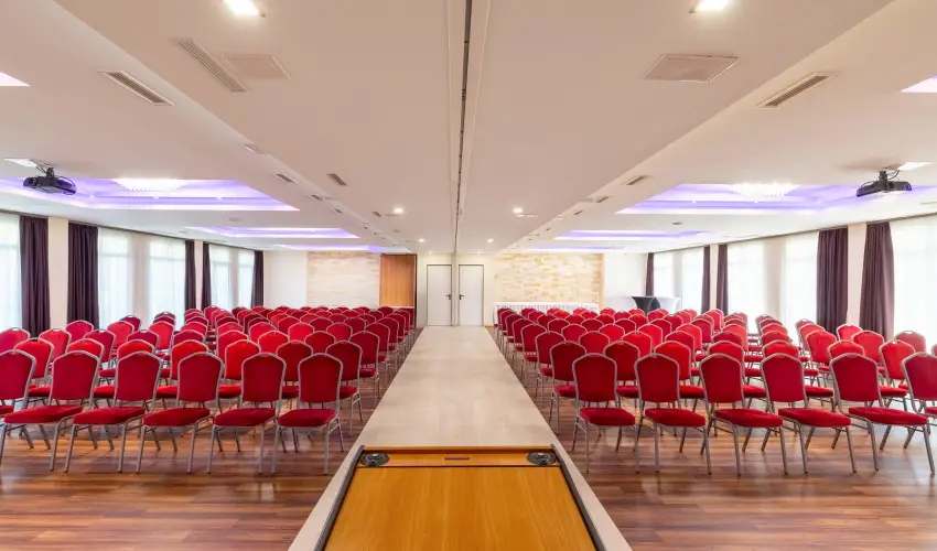 Aurora Hotel Miskolctapolca - M�rcius 15. 