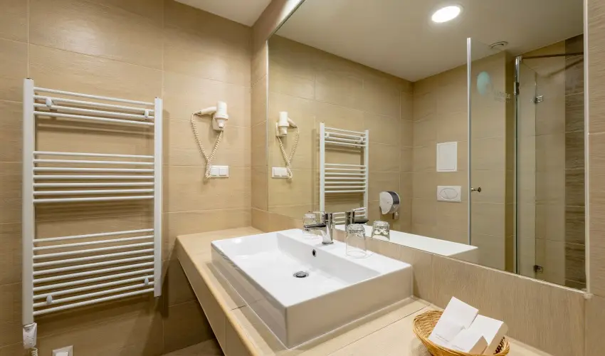 Aurora Hotel Miskolctapolca - M�rcius 15. 