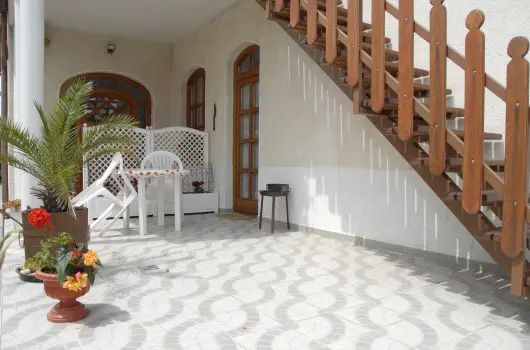 Balla Apartmanh�z - M�rcius 15. (min. 2 �j)