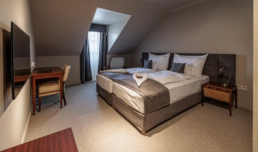 Barka Gal�ria Hotel �s �tterem T�llya - M�rcius 15.