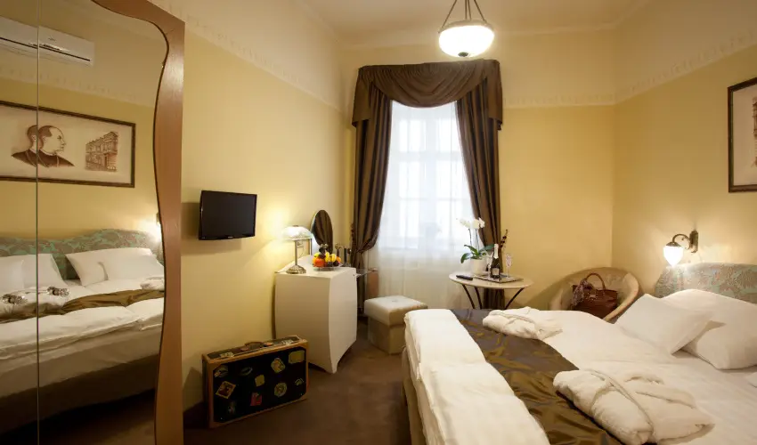 Barokk Hotel Promen�d Gy�r - M�rcius 15. 
