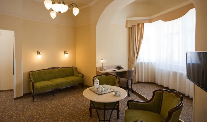 Barokk Hotel Promen�d Gy�r - M�rcius 15. 