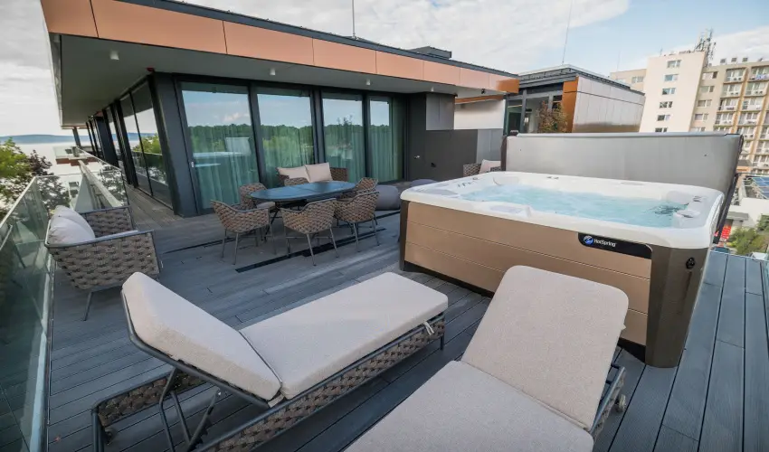 BJ81 Suite Hotel Si�fok - M�rcius 15. (min. 3 �j)