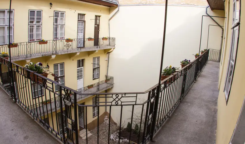 Central Hotel 21 Budapest - M�rcius 15. - teljes el�refizet�ssel (min. 2 �j)