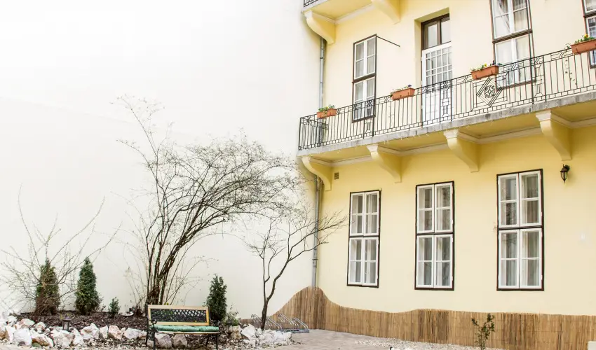 Central Hotel 21 Budapest - M�rcius 15. - teljes el�refizet�ssel (min. 2 �j)