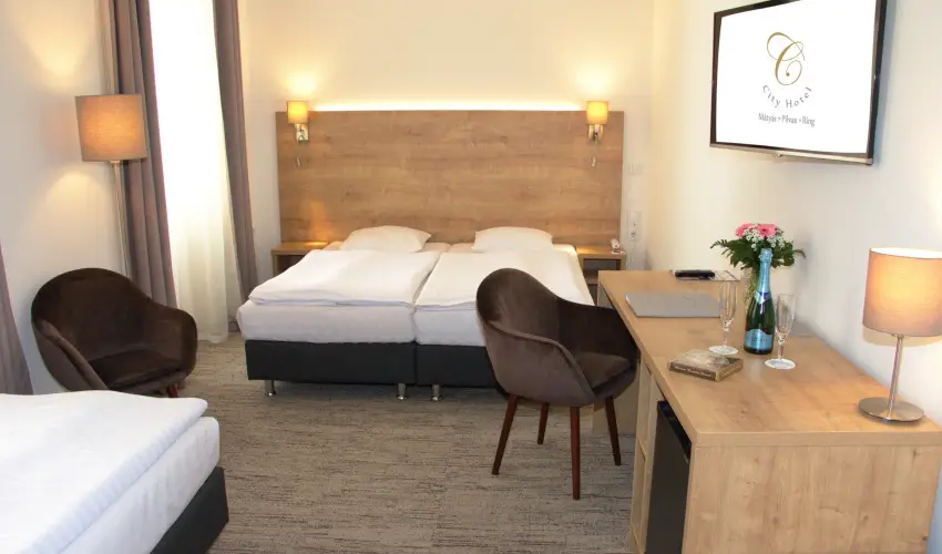 City Hotel Ring Budapest - M�rcius 15. (min. 3 �j)