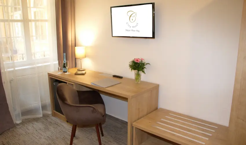 City Hotel Ring Budapest - M�rcius 15. (min. 3 �j)