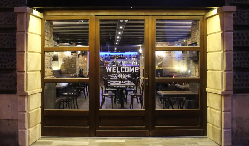 City Hotel Ring Budapest - M�rcius 15. (min. 3 �j)