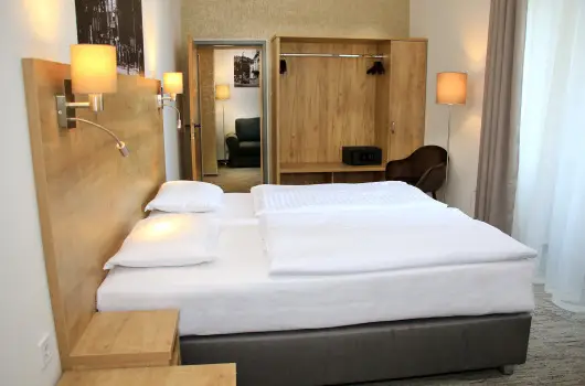 City Hotel Ring - M�rcius 15. (min. 3 �j)