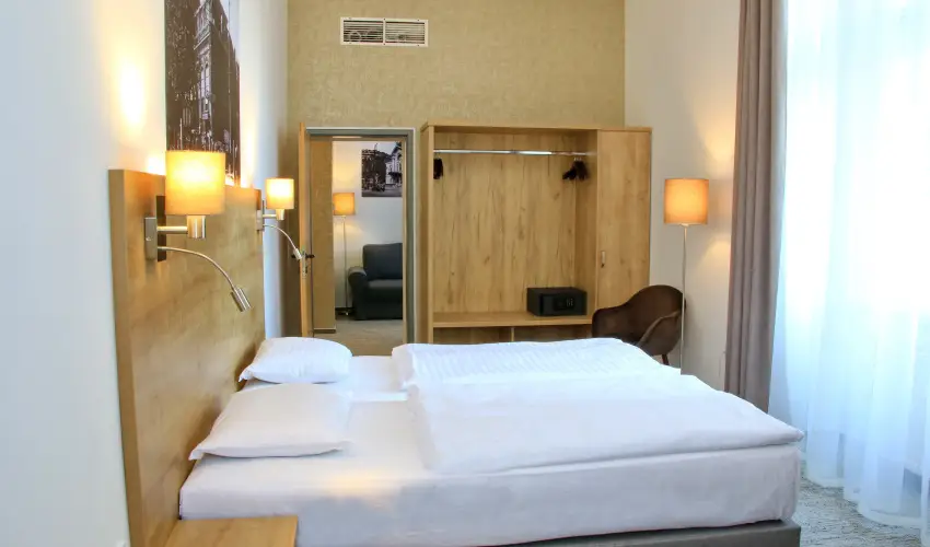 City Hotel Ring Budapest - M�rcius 15. (min. 3 �j)