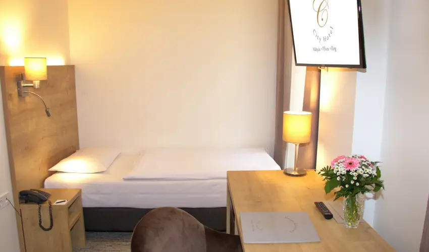 City Hotel Ring Budapest - M�rcius 15. (min. 3 �j)