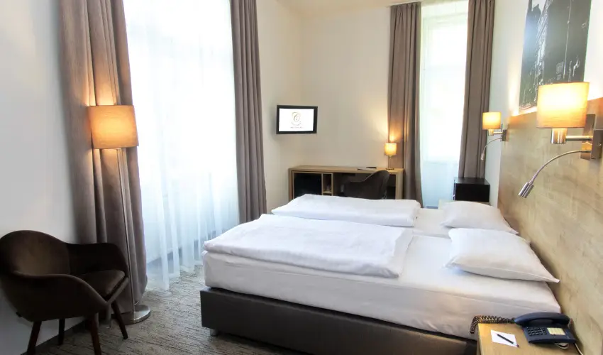 City Hotel Ring Budapest - M�rcius 15. (min. 3 �j)