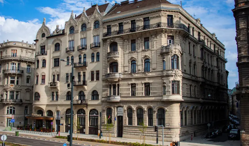 City Hotel M�ty�s Budapest - M�rcius 15.  (min. 3 �j)