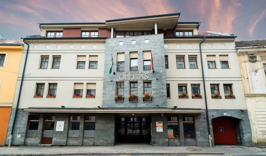 Hotel Civitas Sopron - M�rcius 15. - teljes el�refizet�ssel