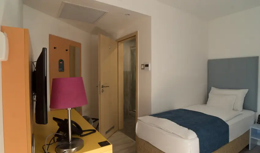 Hotel Civitas Sopron - M�rcius 15. - teljes el�refizet�ssel