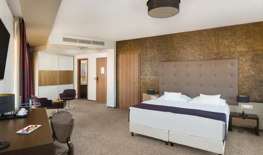 Corso Hotel P�cs P�cs - M�rcius 15. 