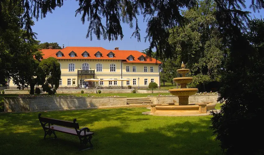 gr�f Degenfeld Kast�lysz�ll� Tarcal - M�rcius 15. 