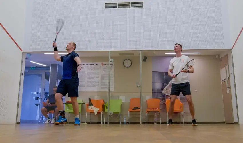 Eleven Business & Sport Hotel J�sz�roksz�ll�s - M�rcius 15. 