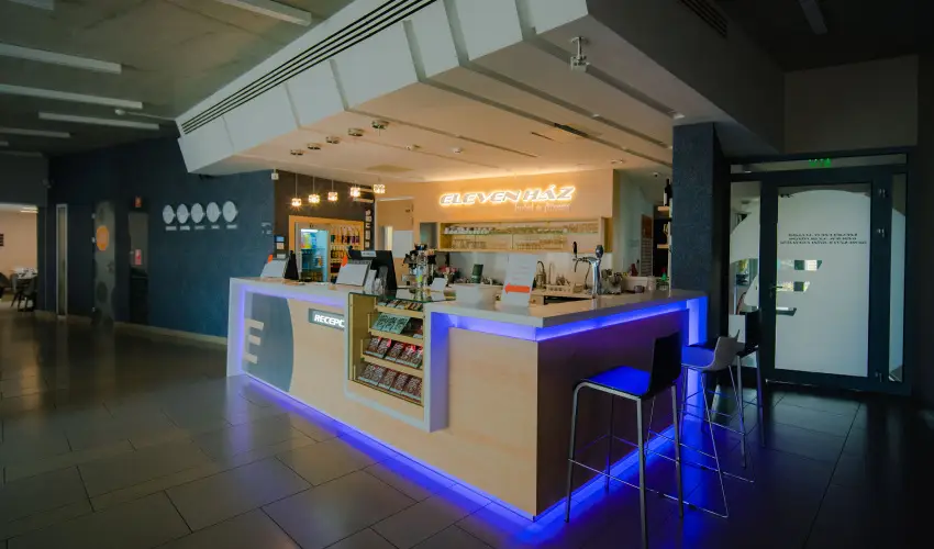 Eleven Business & Sport Hotel J�sz�roksz�ll�s - M�rcius 15. 