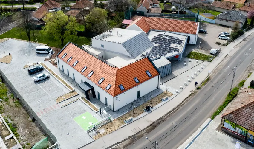 Eleven Business & Sport Hotel J�sz�roksz�ll�s - M�rcius 15. 