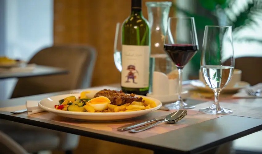 Eleven Business & Sport Hotel J�sz�roksz�ll�s - M�rcius 15. 