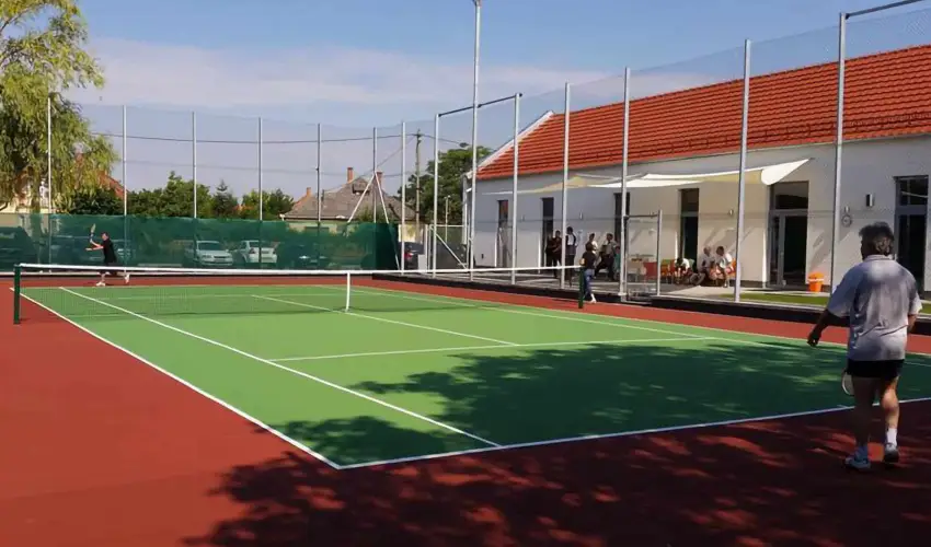 Eleven Business & Sport Hotel J�sz�roksz�ll�s - M�rcius 15. 