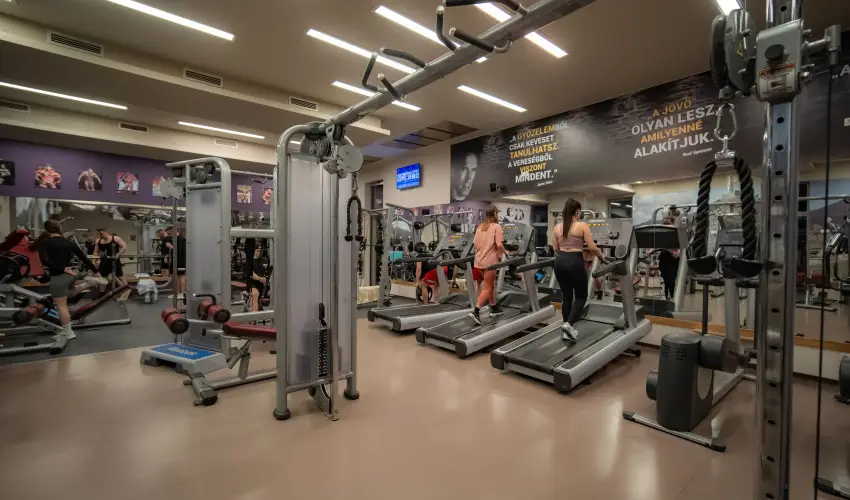 Eleven Business & Sport Hotel J�sz�roksz�ll�s - M�rcius 15. 